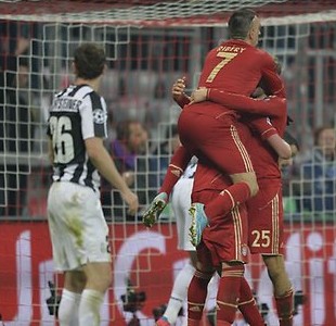 Barcelona a Bayern postúpia